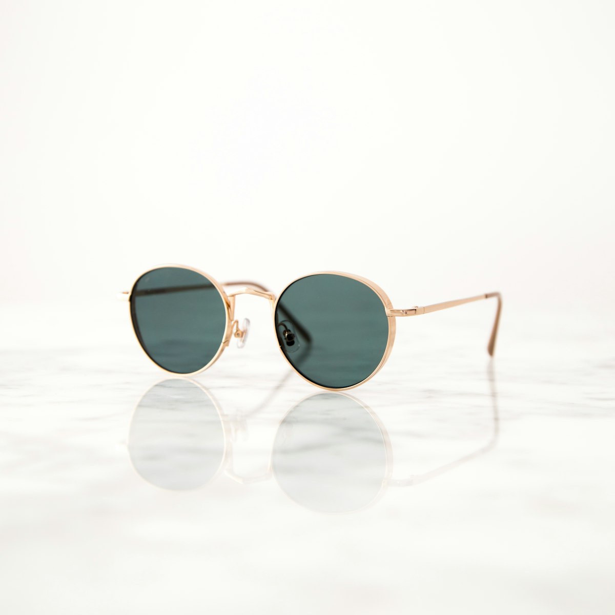 Óculos com lentes coloridas em editorial de moda